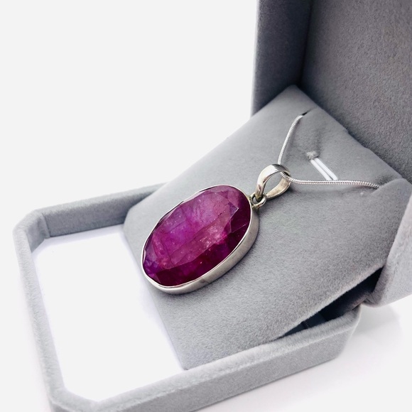 Elegant Silver and Red Pendant Necklace - Picture 2 of 4